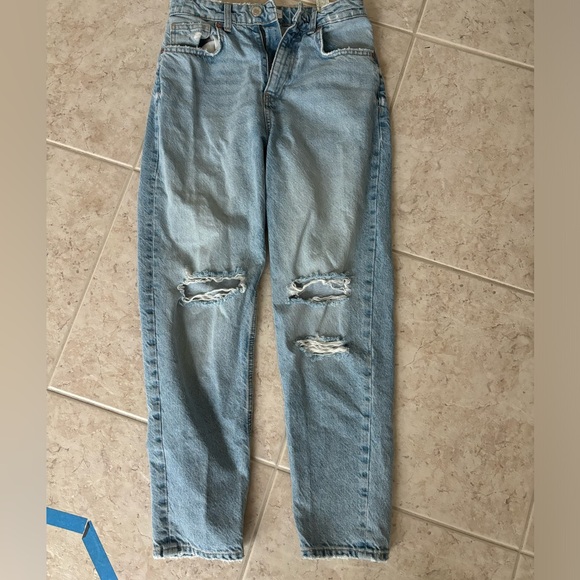 RIPPED MOM FIT JEANS
Zara Size US 4 - Picture 2 of 2